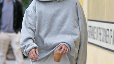 Justin Bieber membawa kopi dengan cara yang aneh