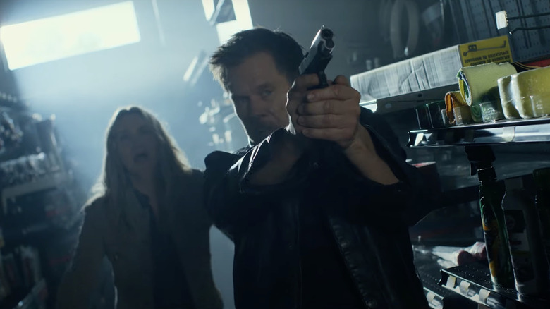 Kevin Bacon sebagai Hub Halloran menggambar setan untuk melindungi Jennifer Nettles sebagai Maryanne di The Bondsman