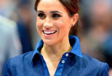 Meghan Markle tersenyum