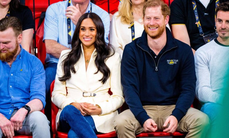 Pangeran Harry dan Meghan Markle duduk bersama