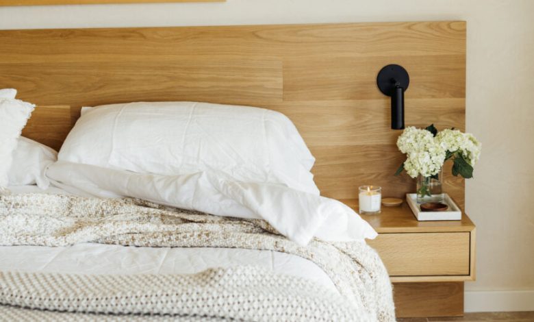 Kamar tidur netral minimalis.