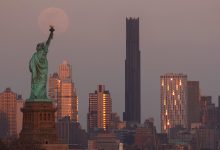 Foto 'bulan darah' yang melayang di atas Patung Liberty di New York.