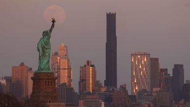 Foto 'bulan darah' yang melayang di atas Patung Liberty di New York.