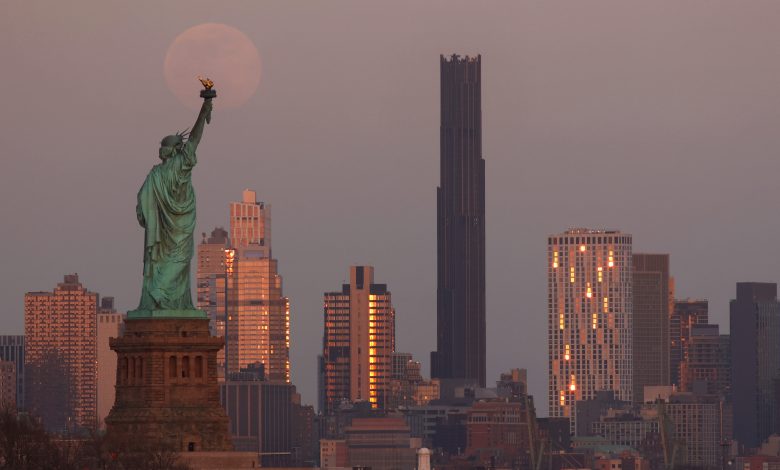 Foto 'bulan darah' yang melayang di atas Patung Liberty di New York.