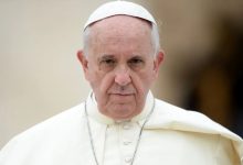 Paus Francis yang dirawat di rumah sakit mengatasi kelemahan, menyebut tubuh "lemah"