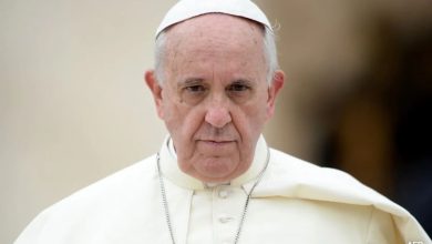 Paus Francis yang dirawat di rumah sakit mengatasi kelemahan, menyebut tubuh "lemah"