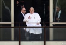 Paus Francis meninggalkan rumah sakit setelah membuat penampilan publik pertama dalam 5 minggu