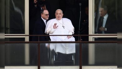 Paus Francis meninggalkan rumah sakit setelah membuat penampilan publik pertama dalam 5 minggu