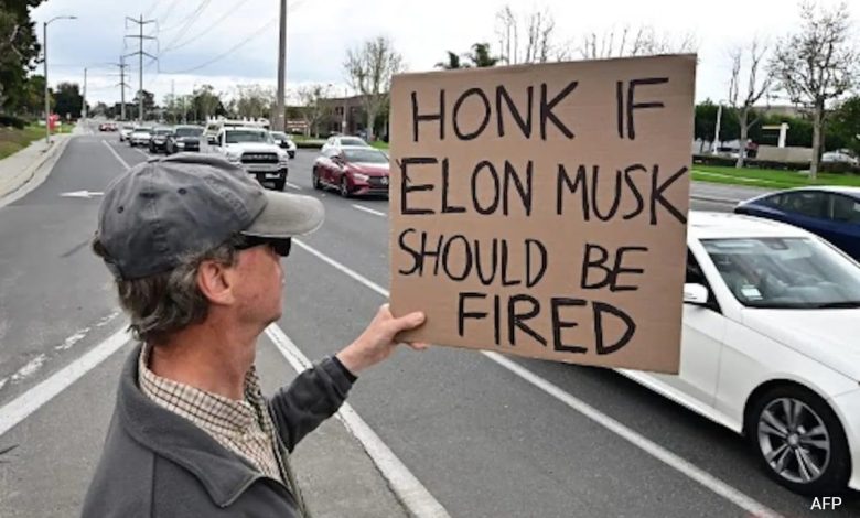 "We Can Get Back at Elon": Protes anti-Doge menghantam toko Tesla di AS