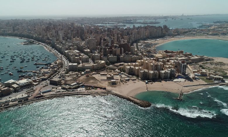 Aerial Drone ditembak di atas garis pantai Kota Alexandria.