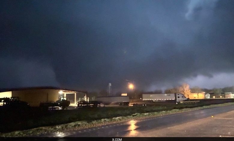 Badai yang kuat memicu tornado, tabrakan, dan kebakaran hutan di seluruh AS