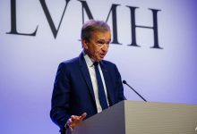 LVMH untuk mengangkat batas usia, membiarkan Bernard Arnault tetap CEO hingga 85