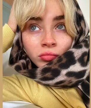 Sabrina Caprenter Membawa Make Up Free Selfie