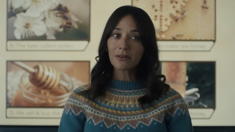 Seorang wanita yang mengenakan sweater di trailer Black Mirror Season 7