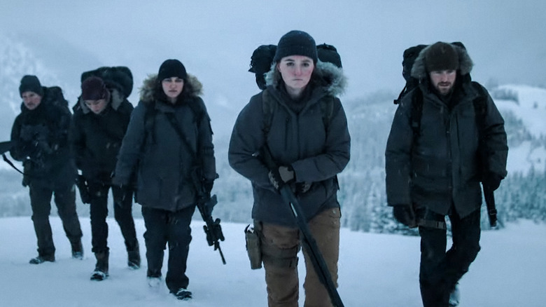 Abby (Kaitlyn Dever) dan gengnya berjalan melewati salju
