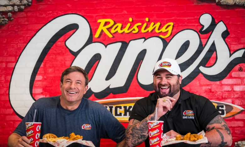 Penyanyi/Penulis Lagu Koe Wetzel dan Raising Cane CEO Todd Graves di Raising Corporate Office Cane