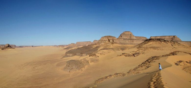 Pemandangan dari tempat penampungan batu Takarkori di Libya selatan. © Misi Arkeologi