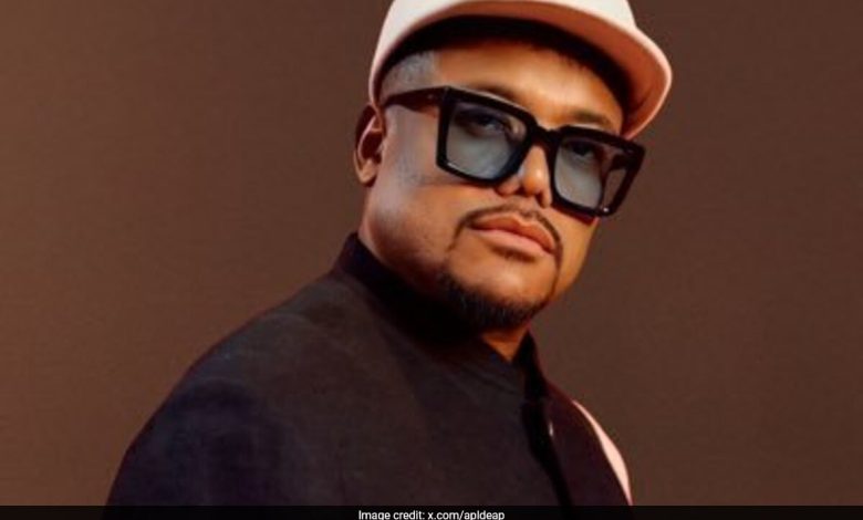 "Left Minutes Before": Black Eyed Peas Singer di Vancouver Car Rampage