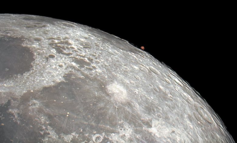 Foto luar angkasa minggu ini: Mars naik di atas cakrawala bulan pada waktu terbaik