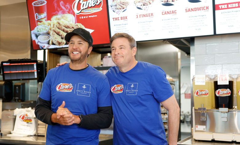 Luke Bryan dan Todd Graves di Raising Cane