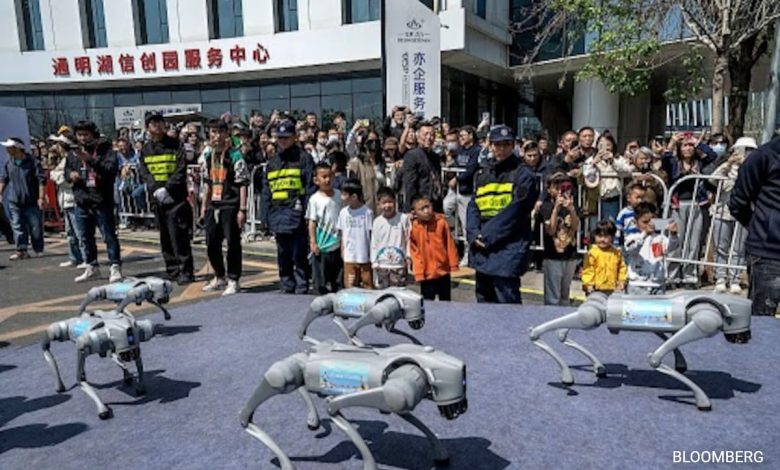 Robot humanoid China berlomba melawan manusia