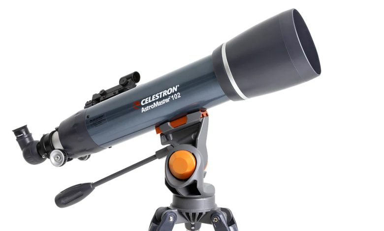 Tampilan samping teleskop Celestron Astromaster 102Z