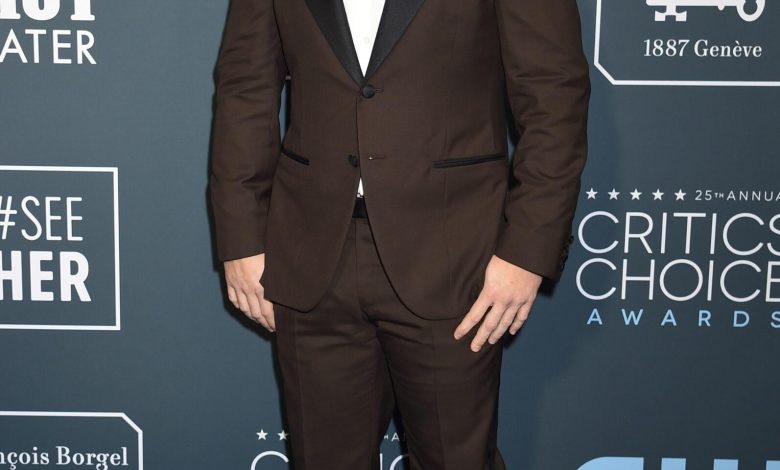 Adam Devine di Penghargaan Pilihan Kritik Tahunan ke -25 - Kedatangan