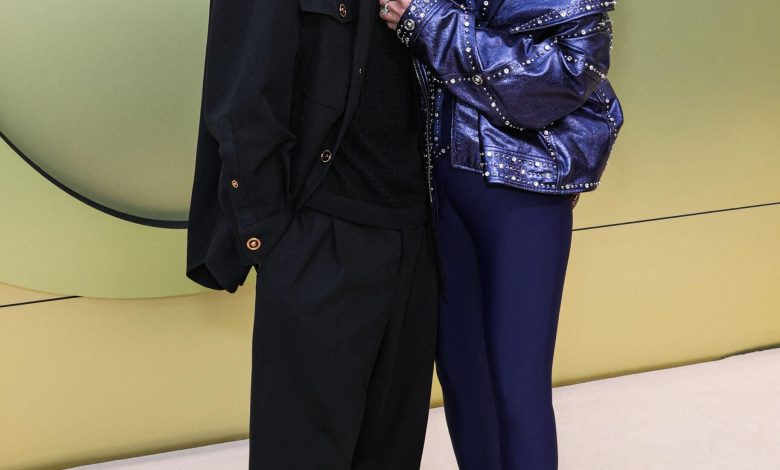 Alexander Edwards dan pacar Cher tiba di Versace Fall/Winter 2023 Fashion Show