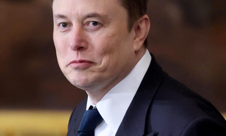 Elon Musk dalam setelan jas