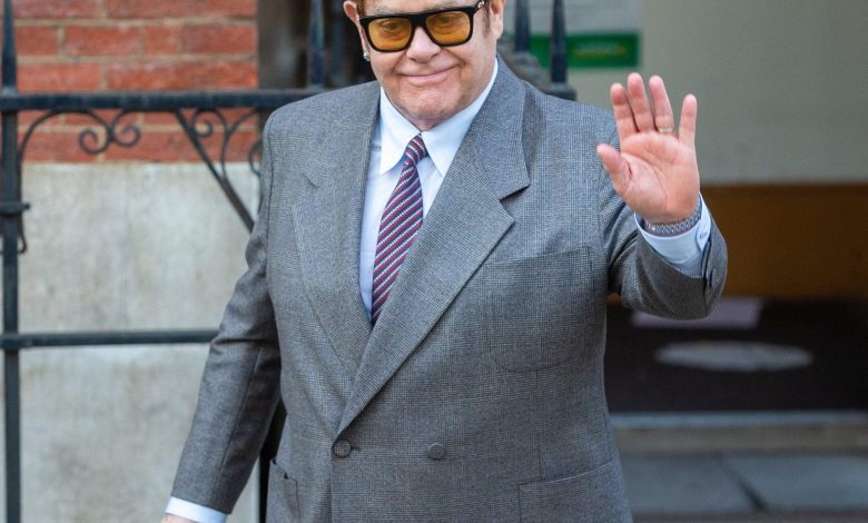 Elton John meninggalkan Pengadilan Tinggi