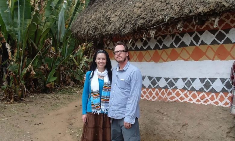 Scott Shriner dan Jillian berpose