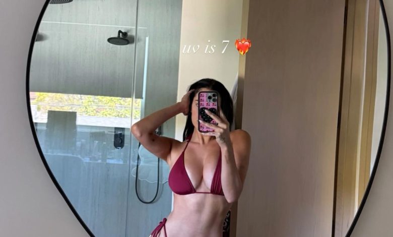 Stassie Karanikolaou membentak selfie.