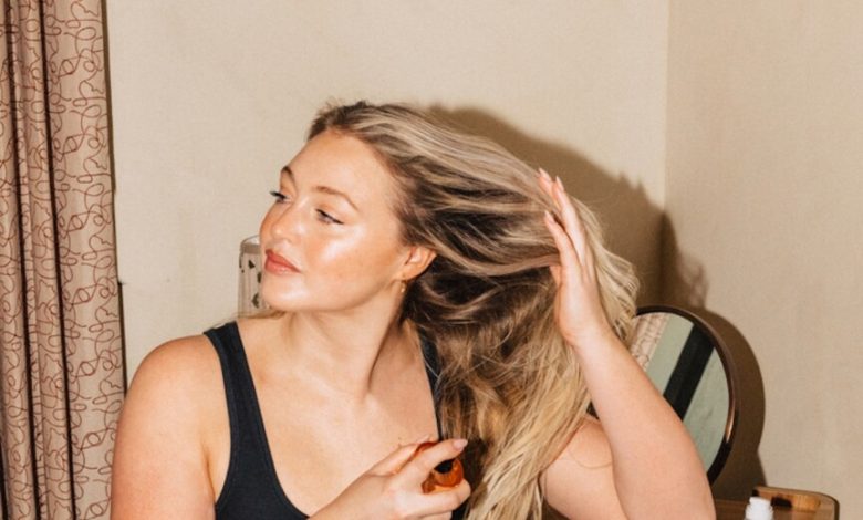 Iskra Lawrence menyikat rambutnya