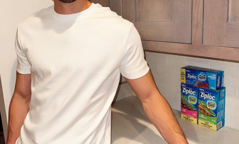 Jason Tartick berpose dengan tas ziplock