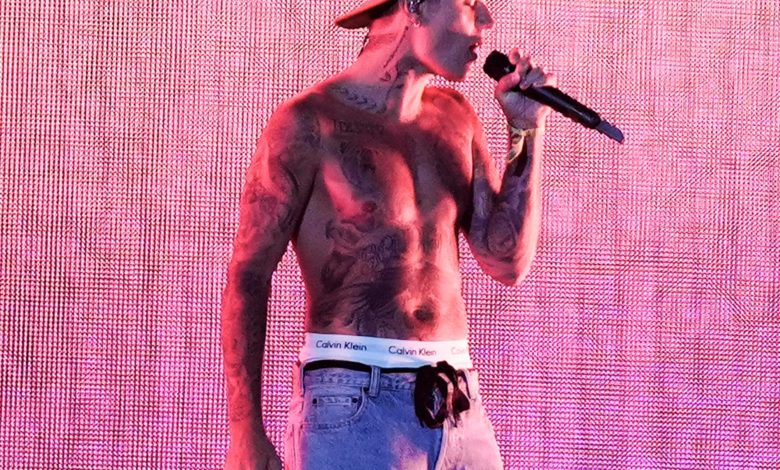 Justin Bieber pergi bertelanjang dada tampil dengan Justin Ceasar di Coachella Music Festival di Indio, CA