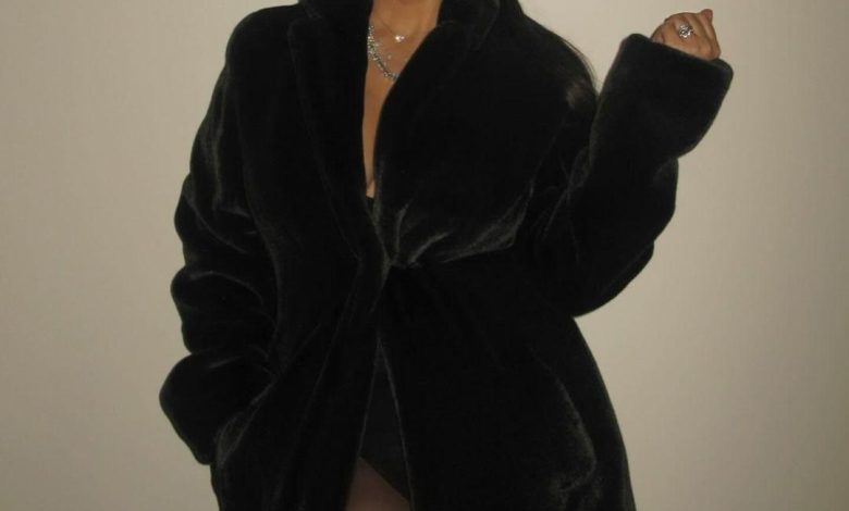 Kourtney Kardashian memotret mengenakan jubah hitam setelah kelahiran putra Rocky.