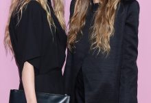Ashley dan Mary Kate Olsen berpose bersama di karpet merah.