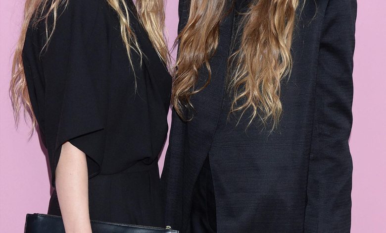 Ashley dan Mary Kate Olsen berpose bersama di karpet merah.