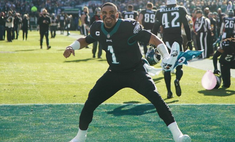 Quarterback Philadelphia Eagles Jalen Hurts (1) memberi sinyal kepada orang banyak sebelum pertandingan melawan New York Giants pada 26 Desember 2021 di Lincoln Financial Field.