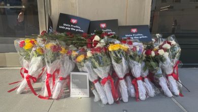 Orang tua yang kehilangan anak karena kerusakan online protes di luar kantor NYC Meta