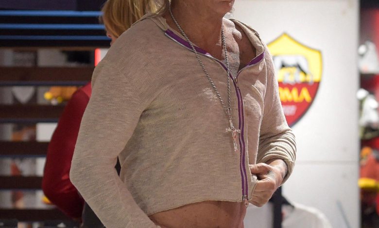 Mickey Rourke di Roma dengan seorang wanita pirang