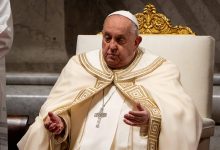 Paus Francis memimpin Vesper pertama di Vatikan