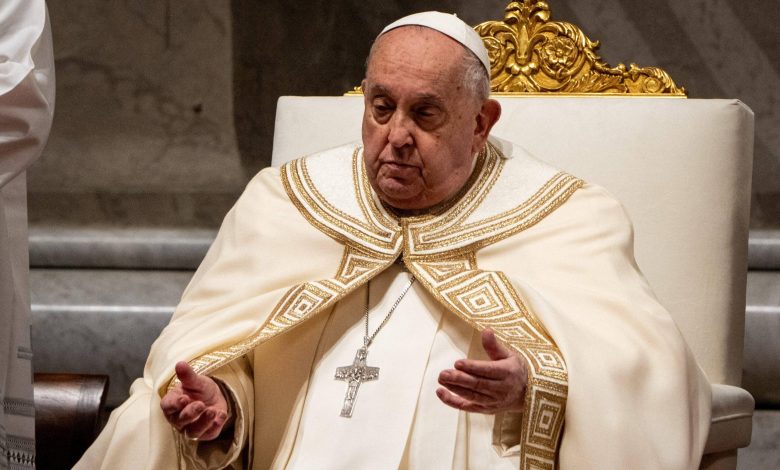 Paus Francis memimpin Vesper pertama di Vatikan