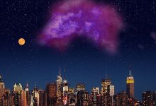 Ilustrasi langit NYC di malam hari dengan awan ungu besar di langit