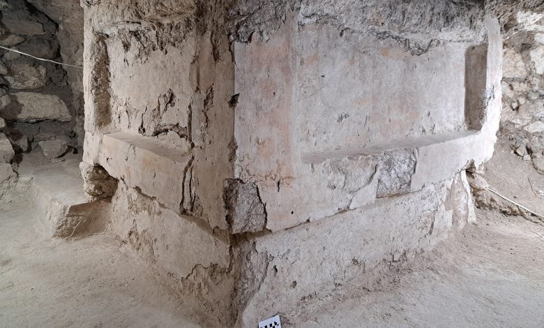 Altar batu yang digali