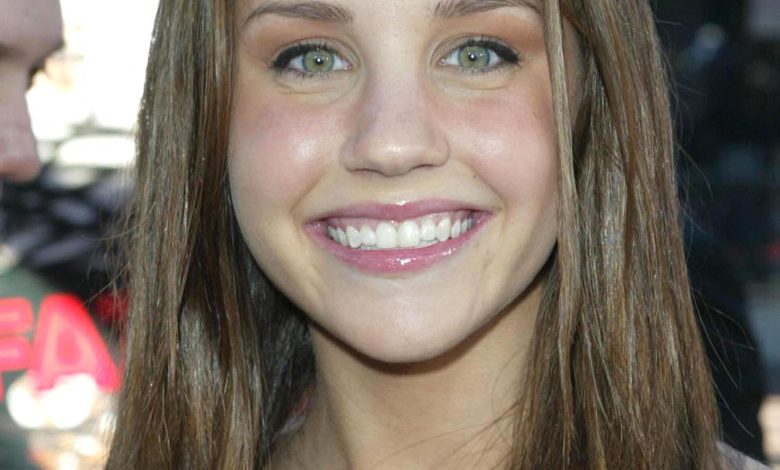 Amanda Bynes tersenyum