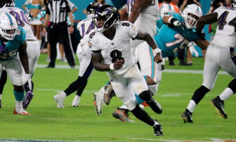 Baltimore Ravens memainkan pertandingan sepak bola melawan Miami Dolphins.