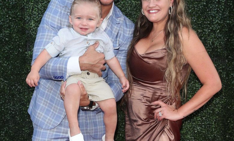Brittany Cartwright, Jax Taylor, dan putra Cruz di karpet merah.