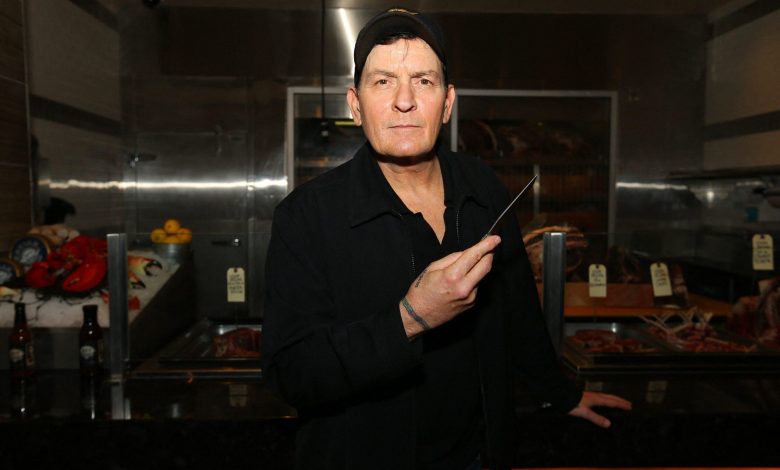 Charlie Sheen disajikan dengan pisau terukir pribadi di NYY Steak di dalam Seminole Casino Coconut Creek, di Coconut Creek Florida.