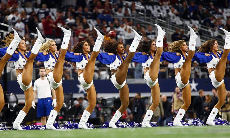 Dallas Cowboys Cheerleaders menendang di pertandingan Dallas Cowboys vs The Washington Redskins